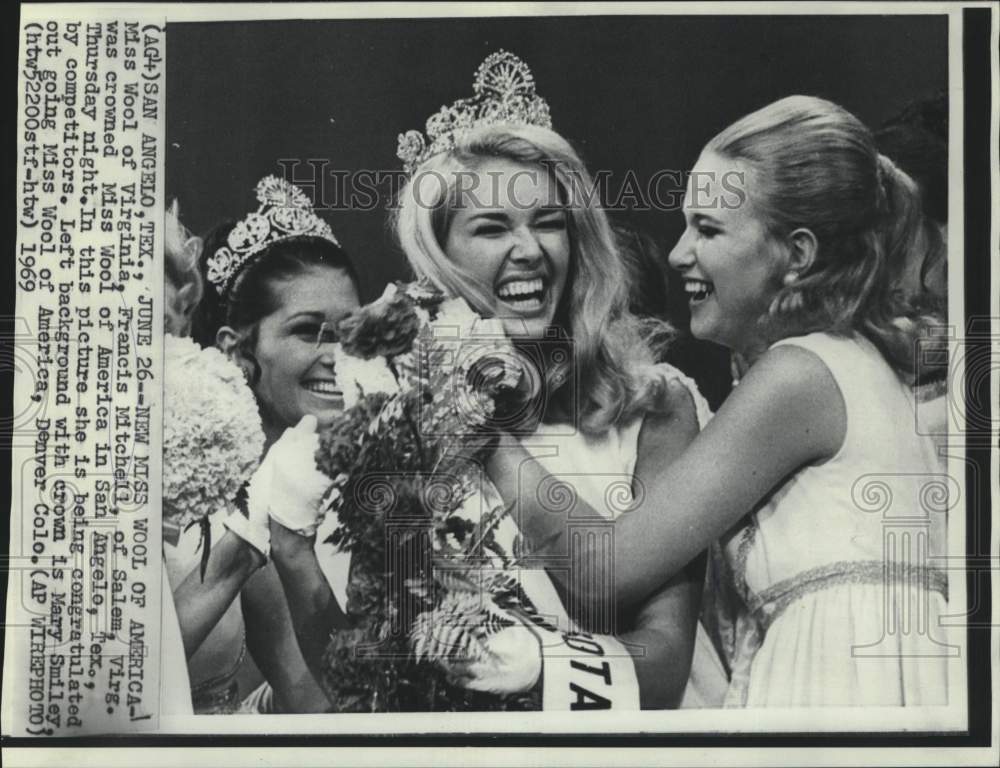 1969 Miss Wool of America Francis Mitchell congratulated in Texas - Historic Images