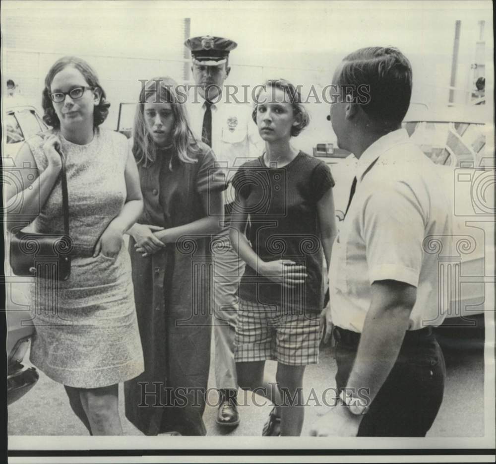 1968 Rilda Love and teenage friends at Greensboro police station - Historic Images