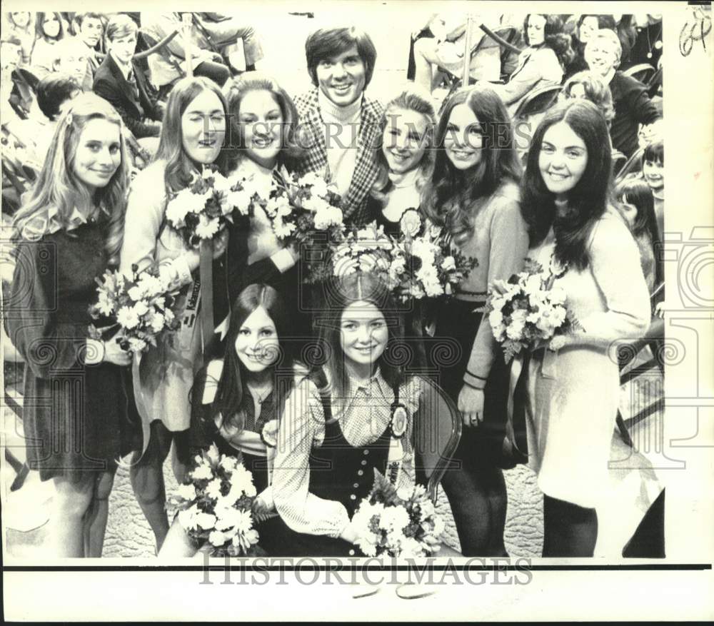 1972 Press Photo Miss Teenage America semi-finalists with host John Davidson - Historic Images