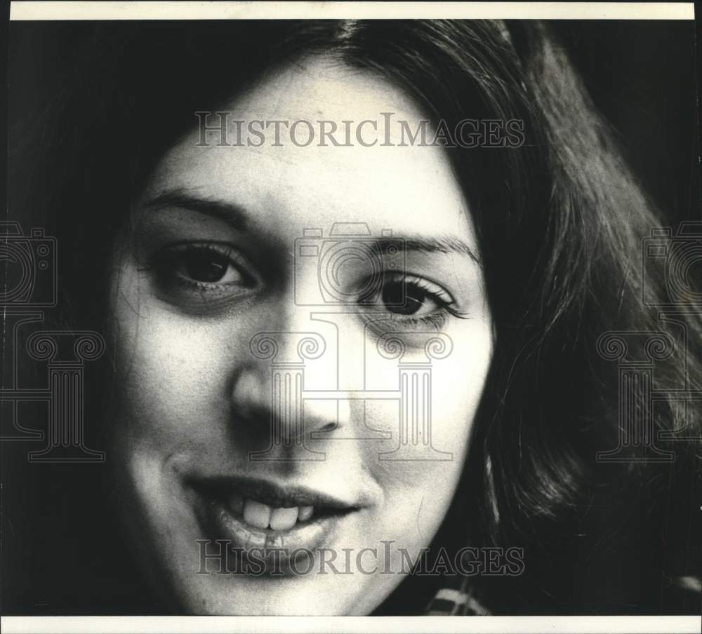 1974 Actress Nia McKibben takes break in &quot;making the rounds.&quot; - Historic Images