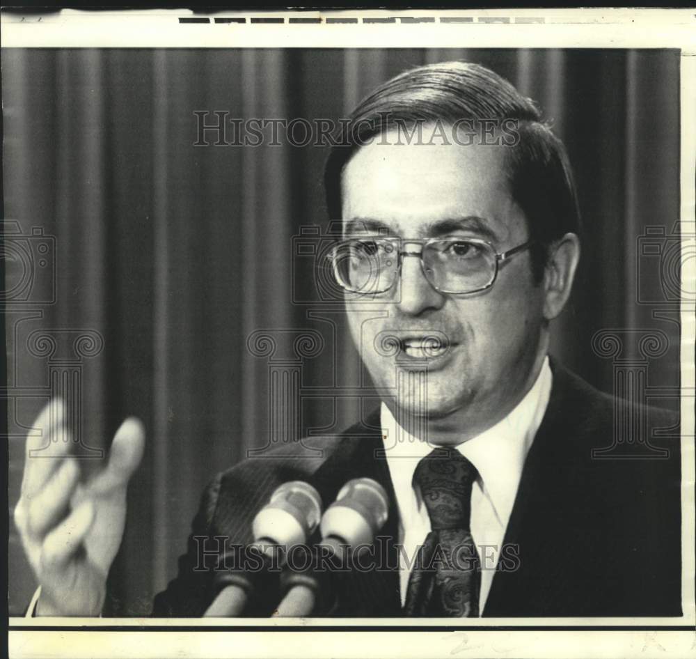 1973 Housing Secretary James Lynn speaks to Congress - Historic Images