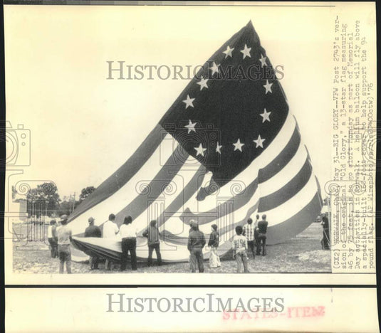 1976 VFW's Post 2743's "Old Glory," part of Memorial Day ceremony - Historic Images