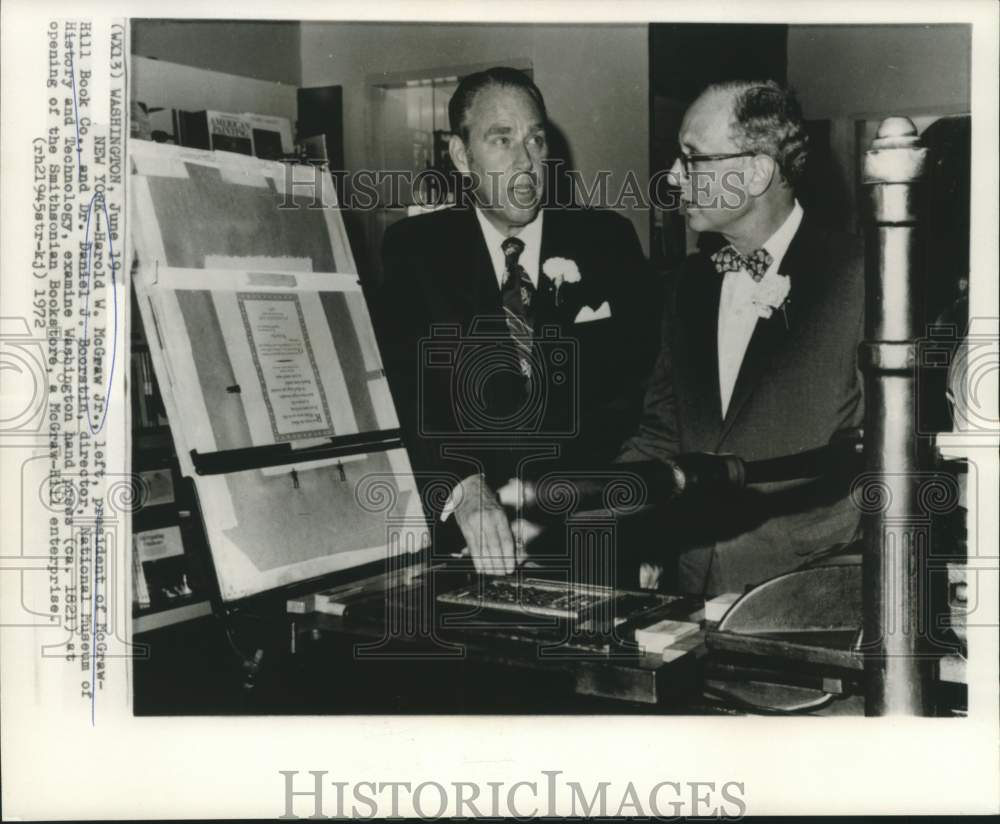 1972 McGraw-Hill President Harold McGraw and Booratin at Smithsonian - Historic Images