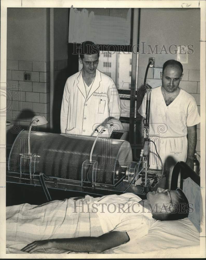 1954 Doctors Bloodworth and Hyman watch artificial kidney trial run - Historic Images