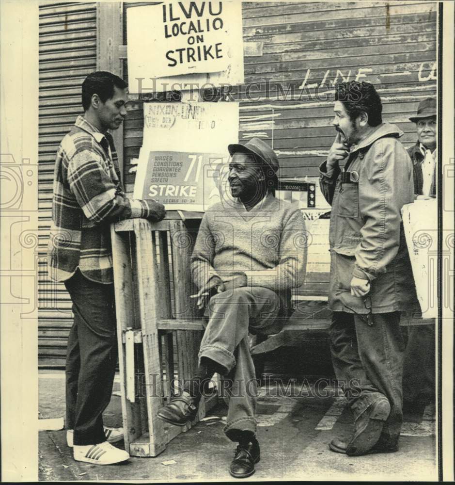 1974 West Coast dock striking pickets at Pier 24 - Historic Images