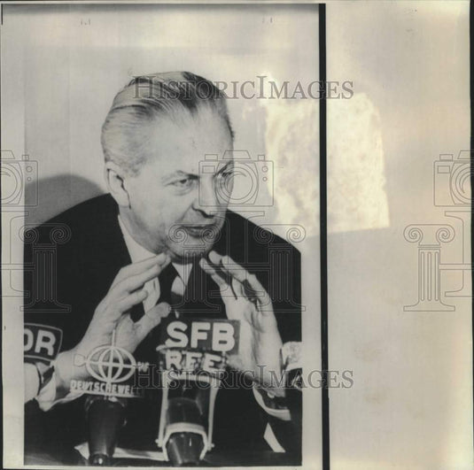 1967 West Germany's Chancellor Kurt Kiesinger at news conference - Historic Images