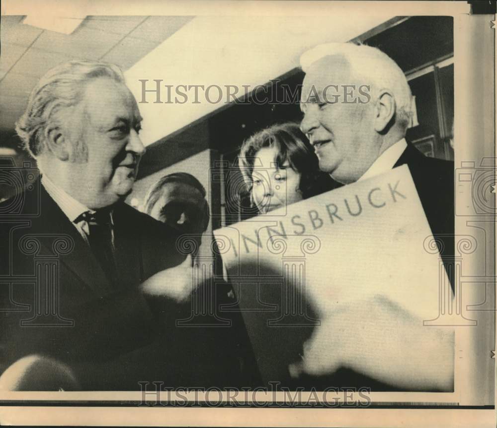 1973 Press Photo IOC President Killanin congratulates Lugger, mayor of Innsbruck - Historic Images