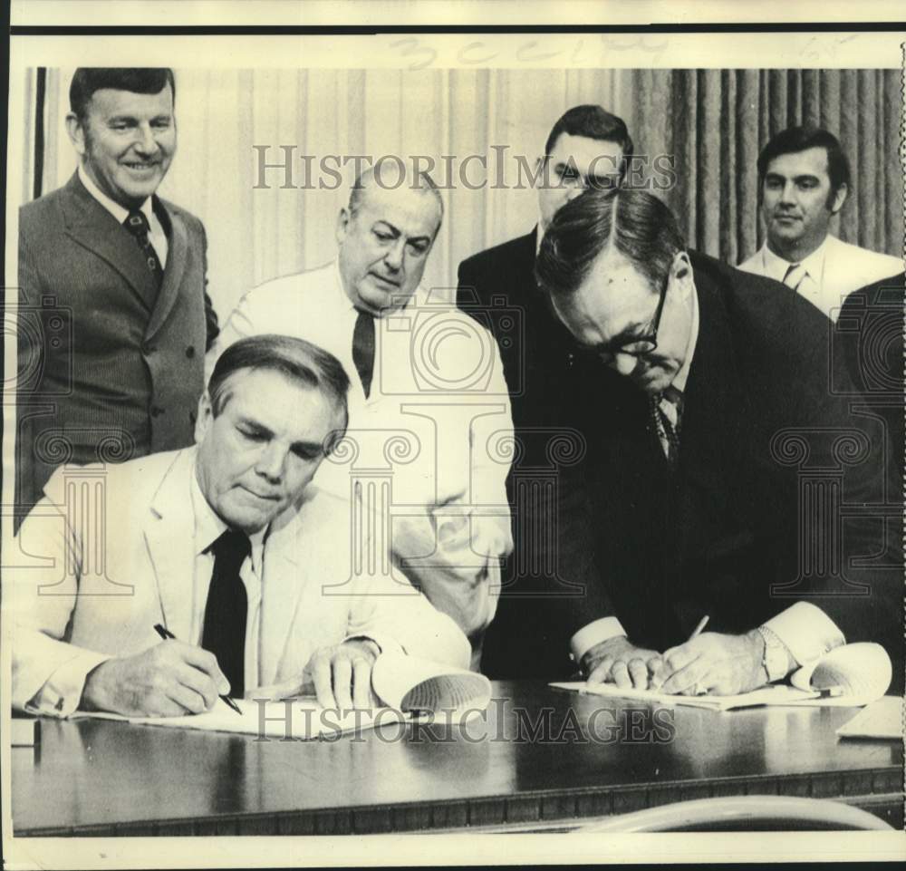 1970 Governor McKeithen and Paul Brackley sign purchase agreement - Historic Images