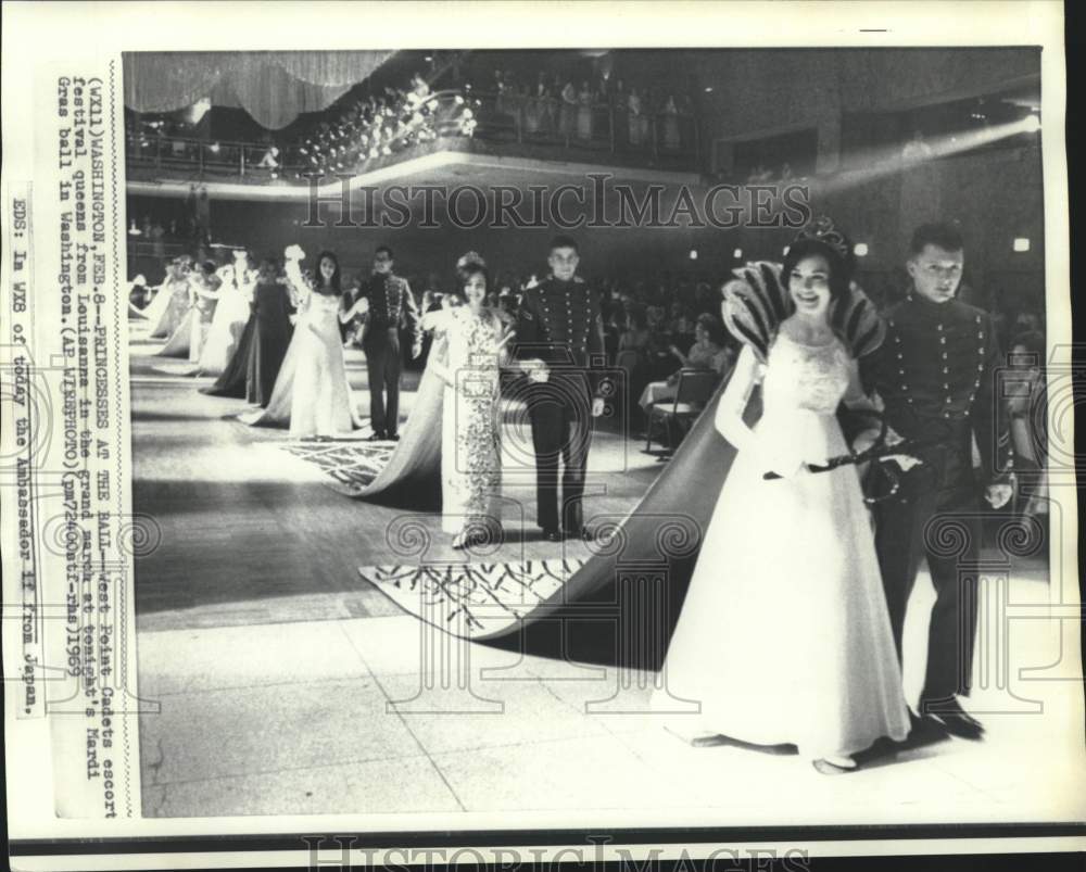 1969 West Point Cadets escort queens at Washington&#39;s Mardi Gras Ball - Historic Images