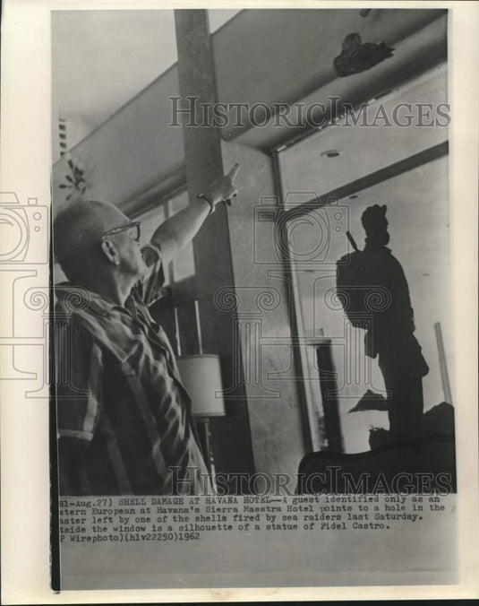 1962 Press Photo Unidentified Havana guest points to damage by sea raiders - Historic Images