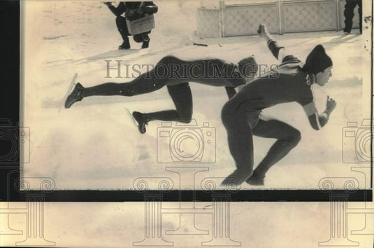 1972 Press Photo Olympic gold medalist Schenk falls at beginning of heat race - Historic Images