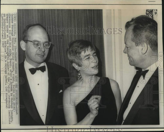 1967 Press Photo Brandt confers with Stevenson at Chicago inaugural dinner - Historic Images