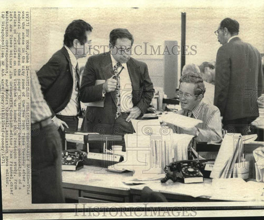 1971 New York Times city room after Pentagon publication banned - Historic Images