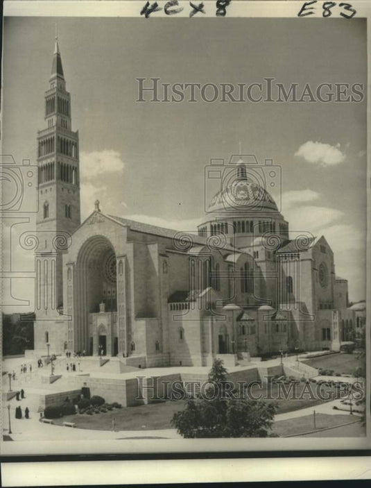 1966 Luci Johnson's wedding setting at Immaculate Conception - Historic Images