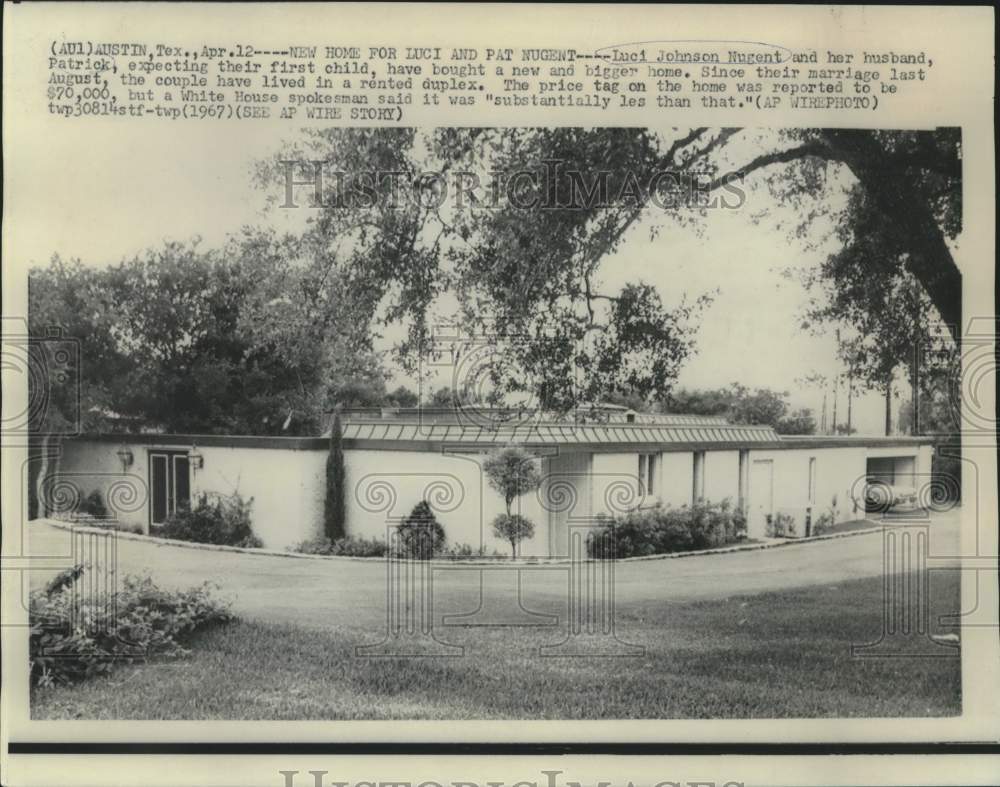 1967 Press Photo Luci and Pat Nugent buy a new and bigger home in Austin, Texas - Historic Images