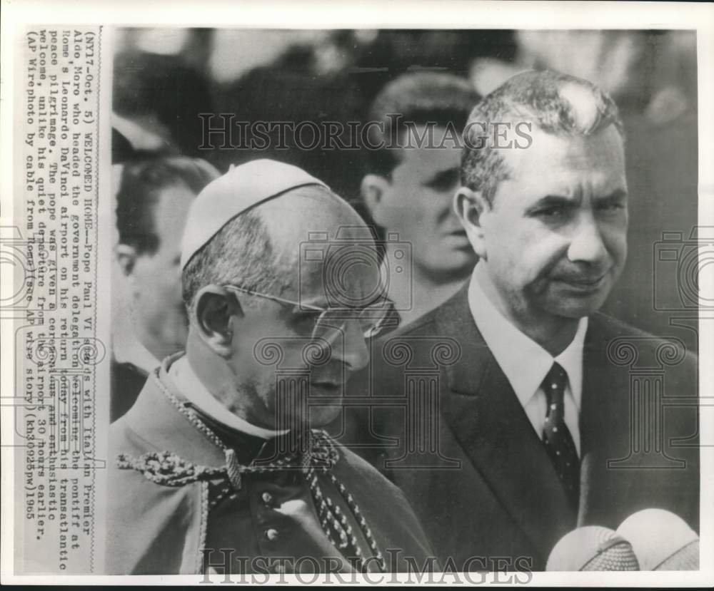 1965 Pope Paul VI welcomed by Moro at Leonardo Da Vinci airport - Historic Images