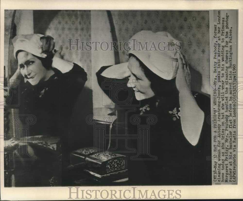 1960 Press Photo Antony Armstrong-Jones&#39; cleaning woman Betty Peabody tries hat - Historic Images