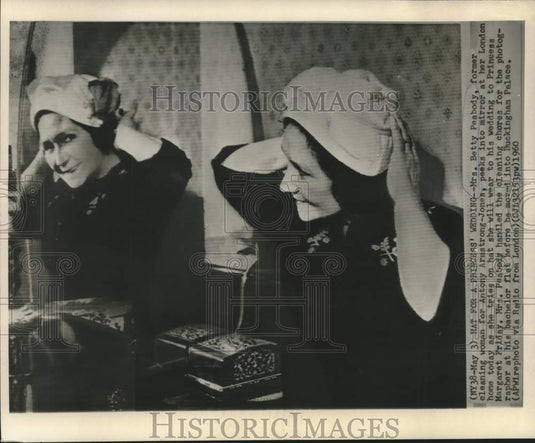 1960 Press Photo Antony Armstrong-Jones' cleaning woman Betty Peabody tries hat - Historic Images