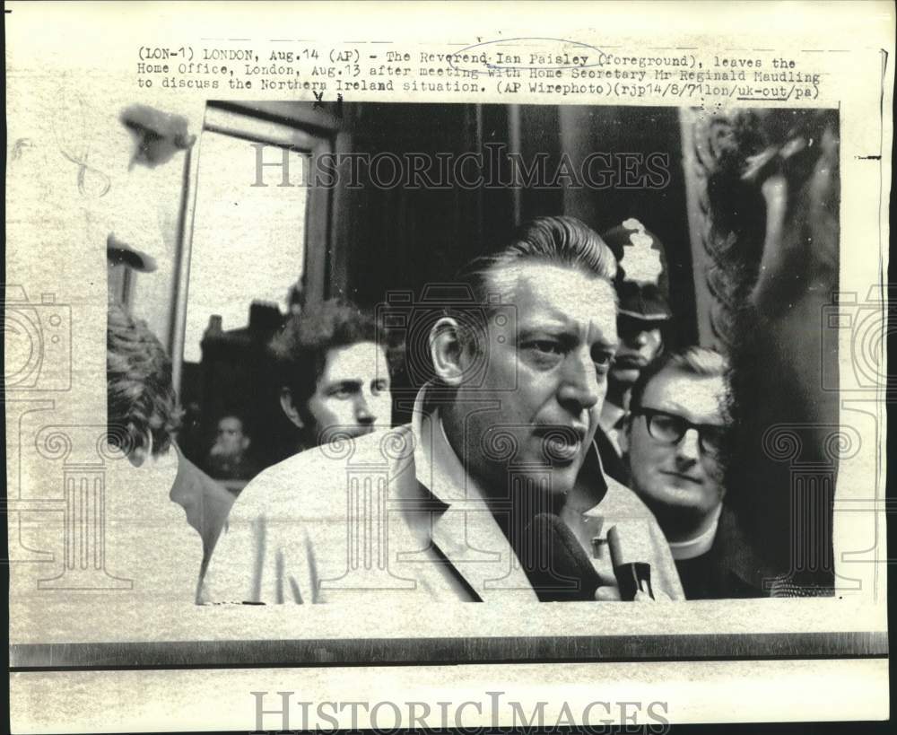 1971 Reverend Ian Paisley leaves Home Office, London - Historic Images