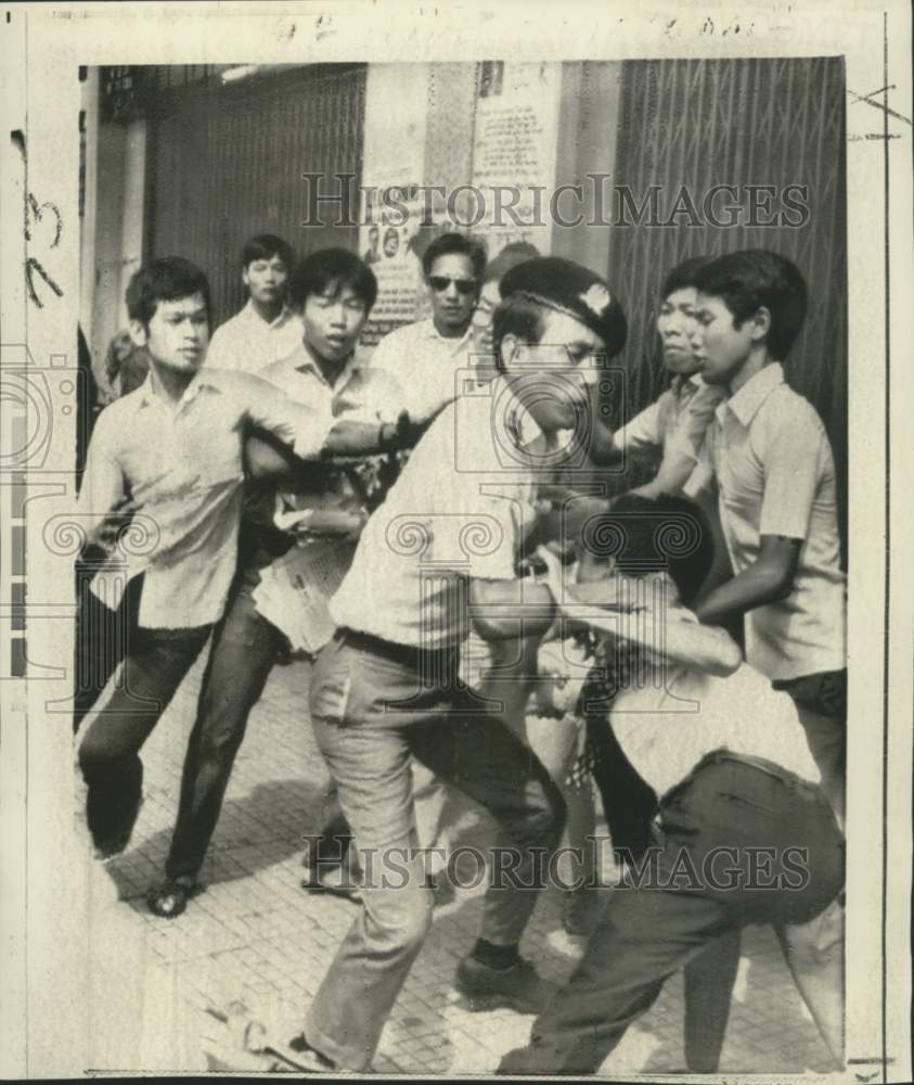 1971 Saigon protester Tran Tuan Nhan scuffles with Vietnamese police - Historic Images