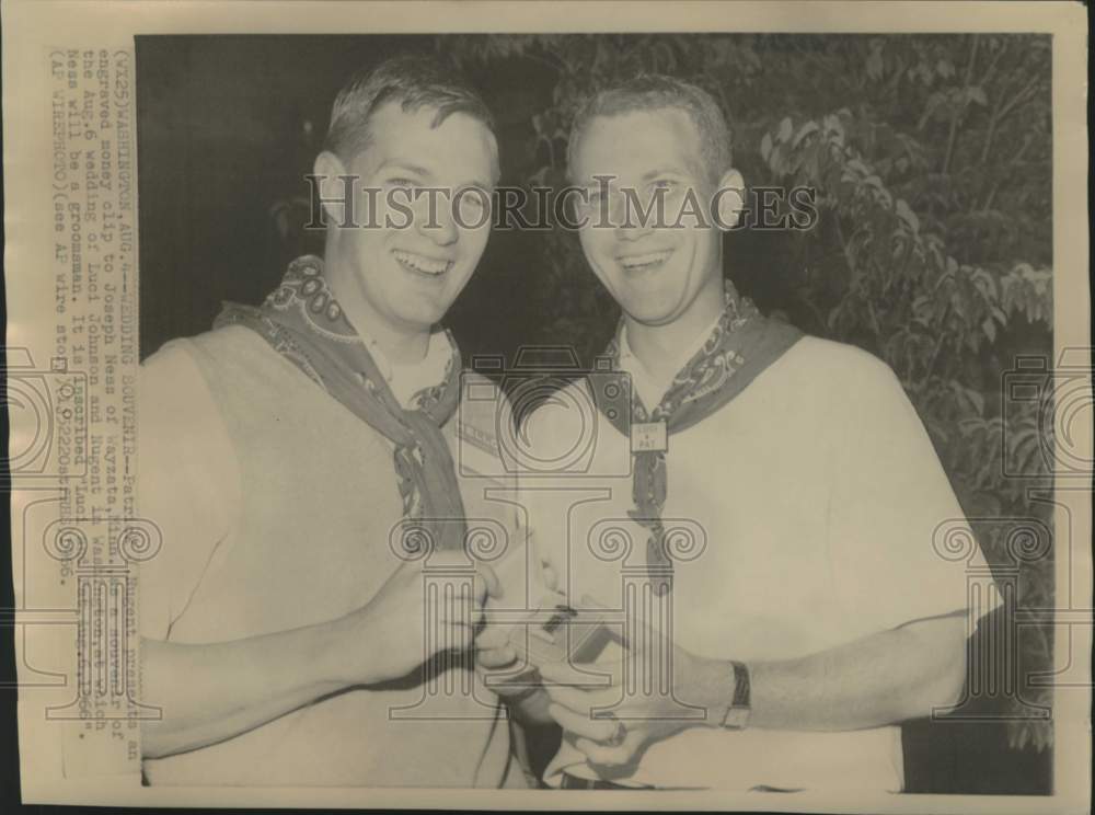 1966 Press Photo Groomsman Joseph Ness receives money clip from Patrick Nugent - Historic Images