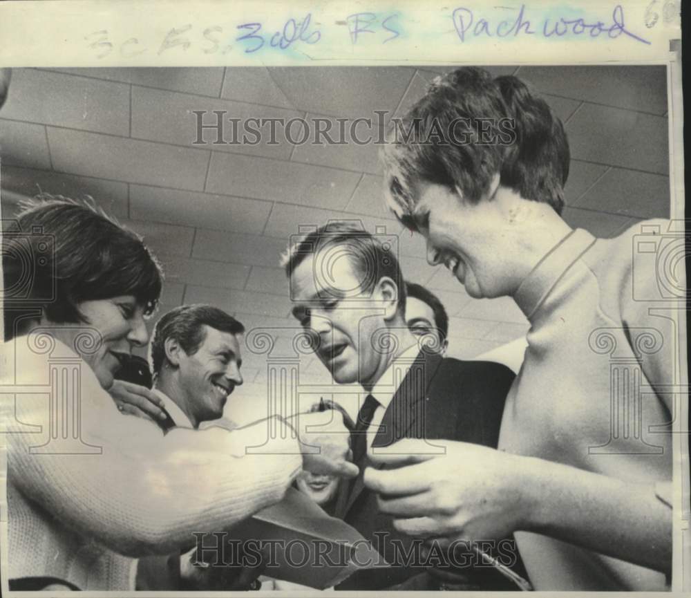 1968 Republican Robert Packwood and wife sign autographs in Portland-Historic Images