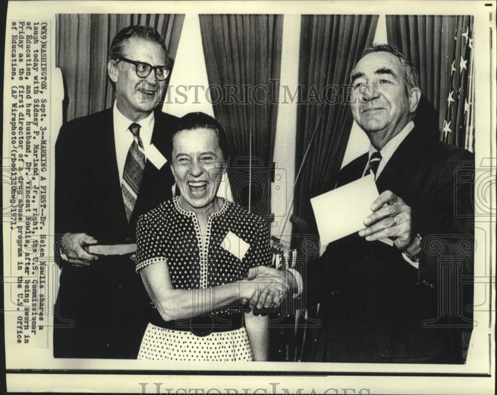 1971 Press Photo Swearing in ceremony of Dr. Helen Nowlis in Washington - Historic Images