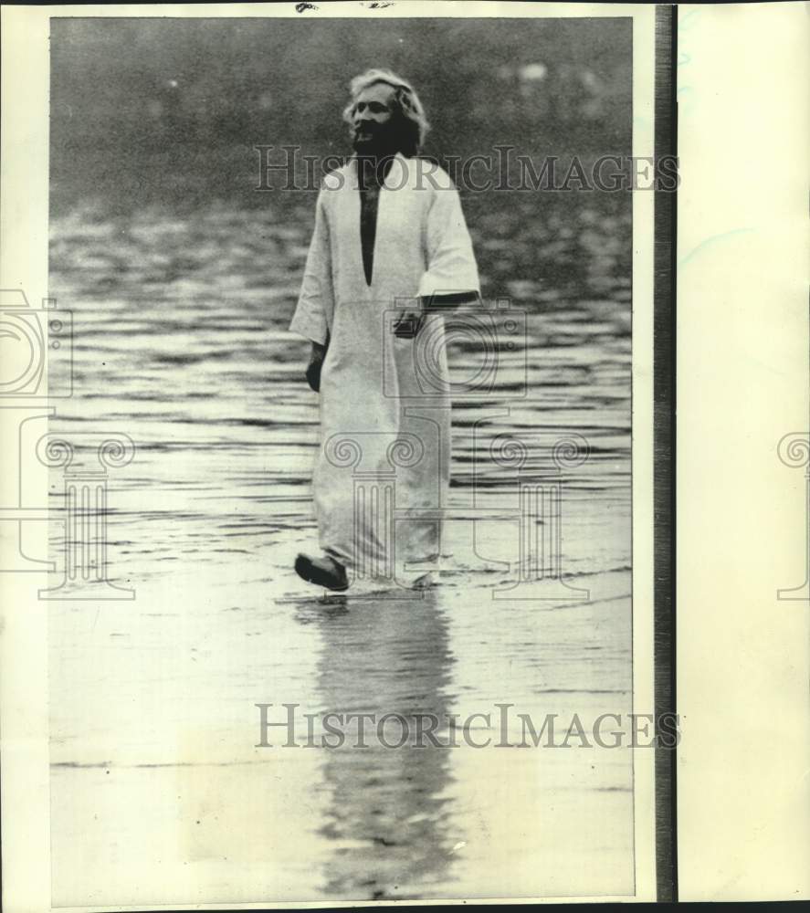 1971 Press Photo Polish actor Wojchiech Pszoniak stars in &quot;Jesus is Coming.&quot; - Historic Images