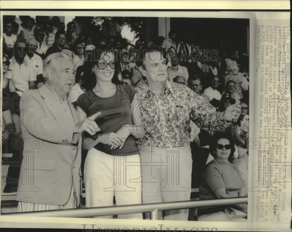 1975 Vicky Fyodorova and Jackson Tate meet at Cypress Gardens - Historic Images