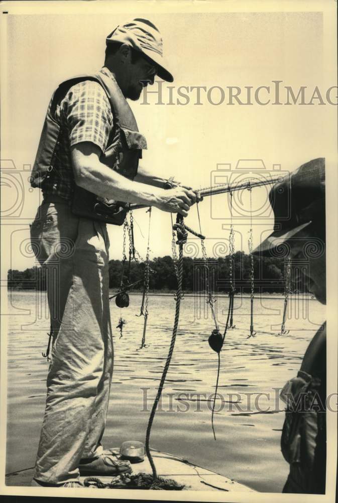 1988 Press Photo Ecologist Richard Sparks studies disappearance of mussels, MS-Historic Images