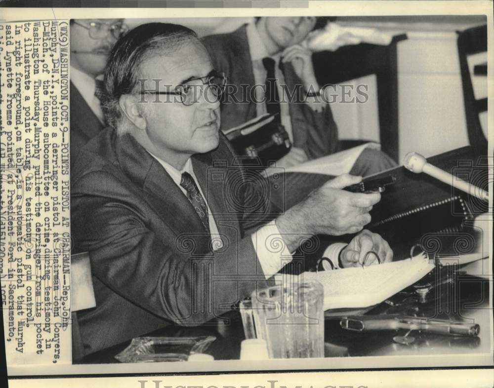 1975 Press Photo John Murphy points pistol at John Conyers during crime hearing-Historic Images