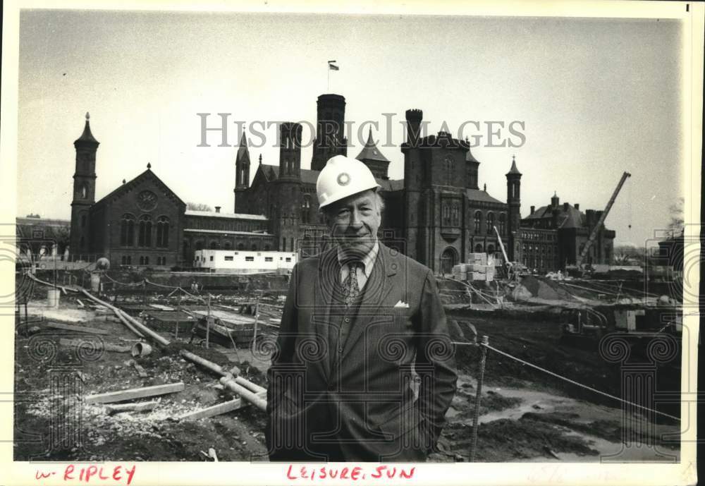 1984 Press Photo Smithsonian Institute Secretary Dillon Ripley inspects museum-Historic Images