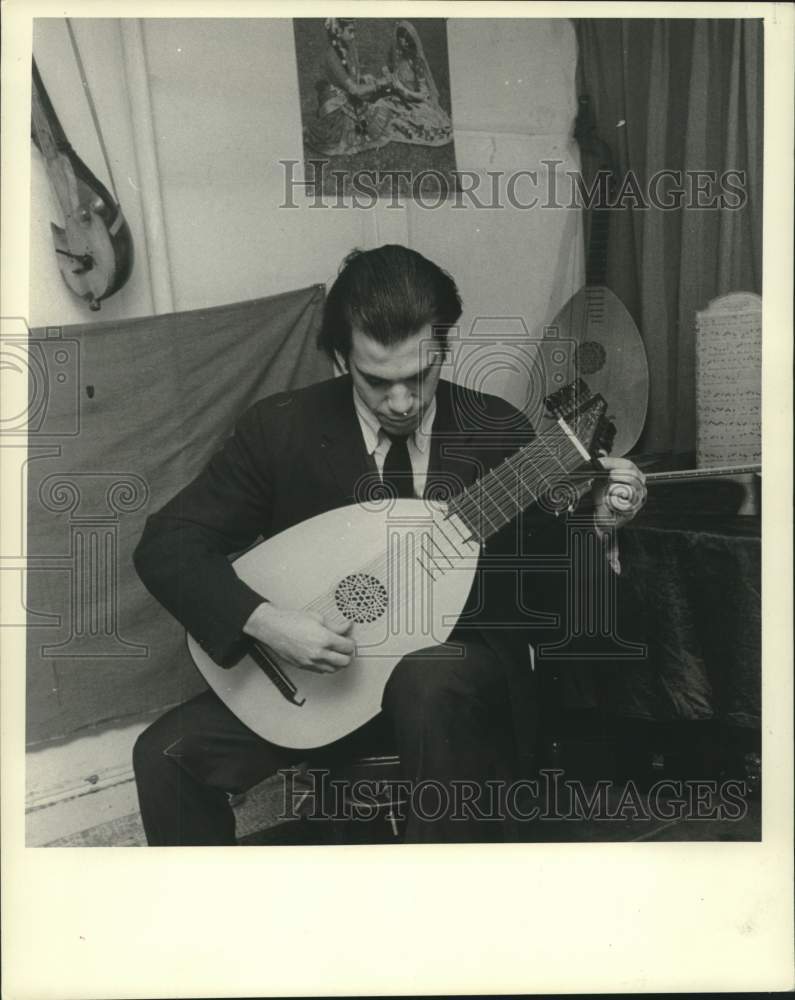 1968 Press Photo Levin performs on Elizabethan lute in his music shop - Historic Images