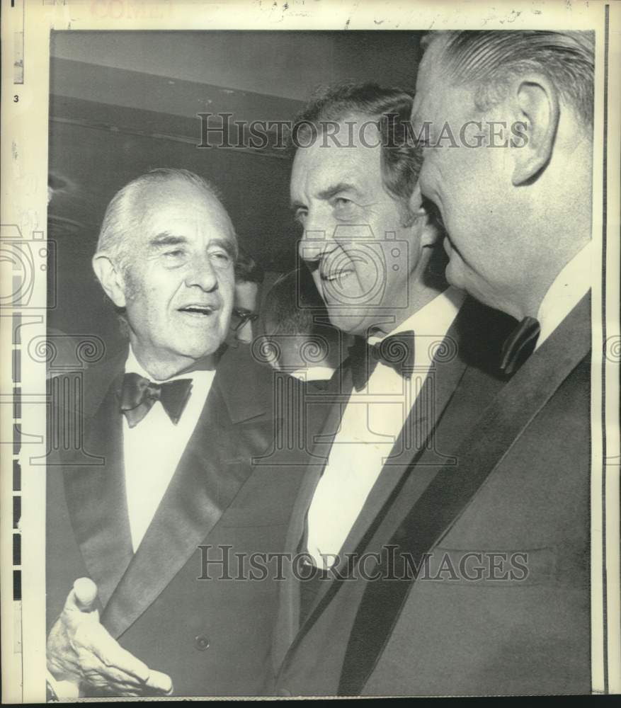 1971 Press Photo Edmund Muskie flanked by attendees receives Freedom award in NY-Historic Images