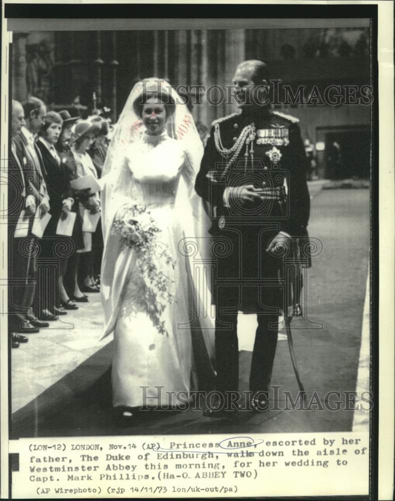 1973 Press Photo Princess Anne escorted by Duke of Edinburgh down aisle, London-Historic Images