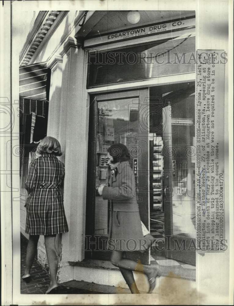 1970 Press Photo Nance Lyons, Esther Newberg leave a drugs store in Edgartown-Historic Images