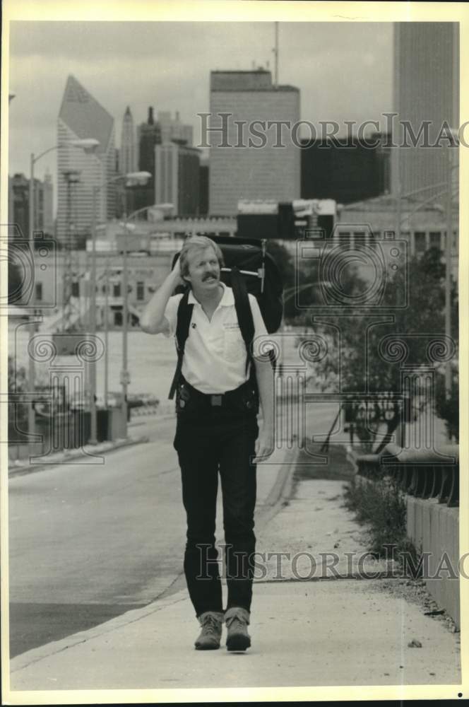 1986 Press Photo Steven Newman finishes his solo walk around the world, Chicago - Historic Images