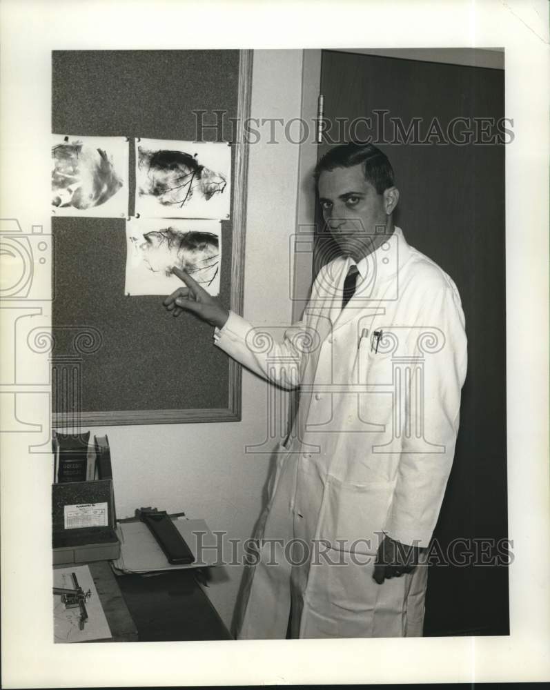 1968 Press Photo Touro Infirmary surgical researcher Dr. M. Bert Myers.-Historic Images