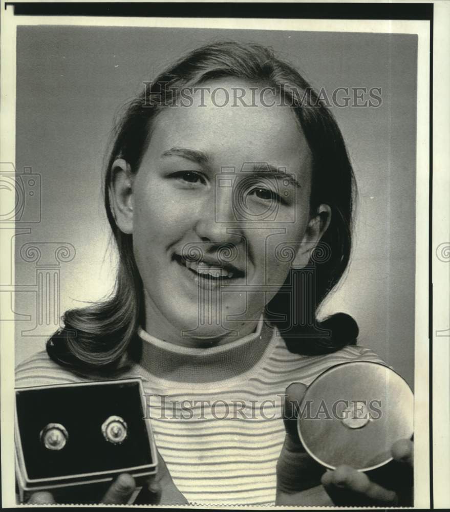 1971 Press Photo Debra Norman receives cuff links and bronze compact f ...