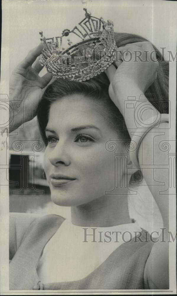 1967 Press Photo Miss Mississippi Joan Stephanie Myers adjusts crown - now37989-Historic Images