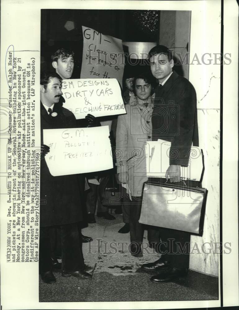 1969 Press Photo Ralph Nader, picketers protest pollution at General Motors, NY-Historic Images