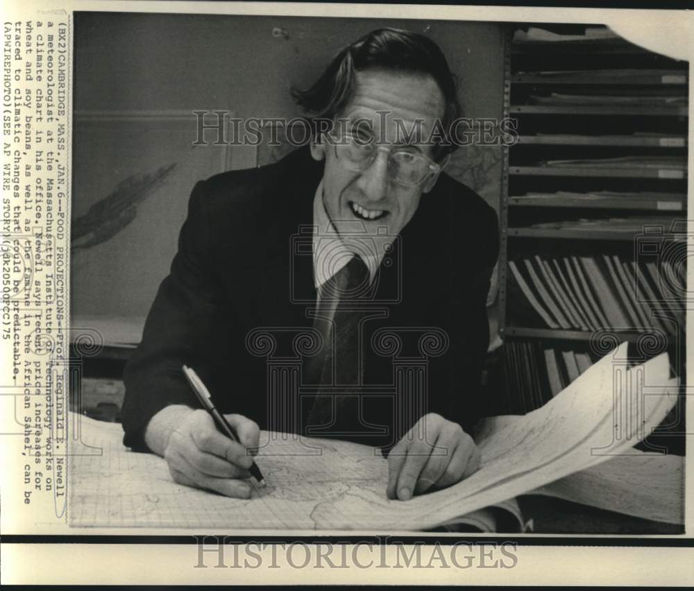 1975 Press Photo Meteorologist Prof. Reginald Newell works on climate charts, MA-Historic Images