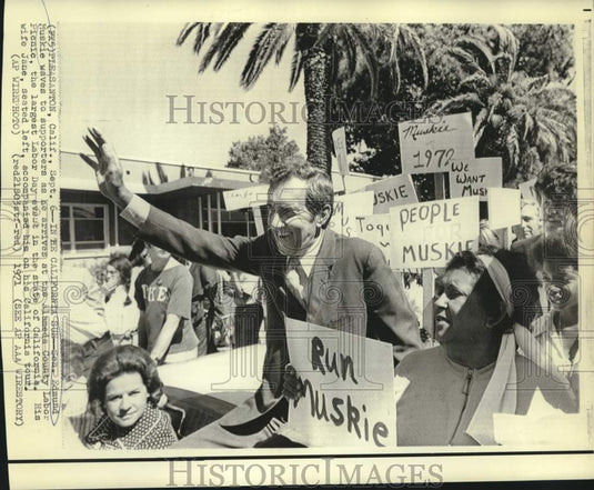 1971 Press Photo Senator Edmund Muskie & wife wave to supporters in California-Historic Images