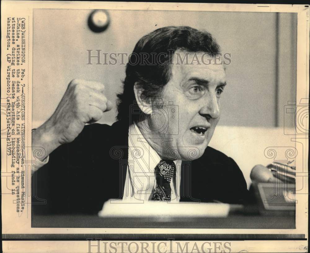 1973 Press Photo Senator Edmund Muskie pounds desk during Senate hearings-Historic Images