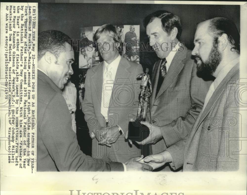 1975 Press Photo Father of the Year&quot; Edmund Muskie with other &quot;Fathers&quot; in NY-Historic Images