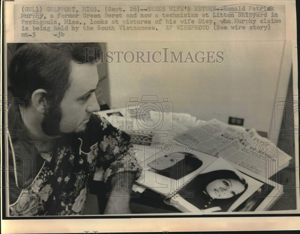 1974 Press Photo Ronald Patrick Murphy looks over his missing wife&#39;s photos, MS.-Historic Images