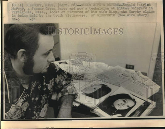 1974 Press Photo Ronald Patrick Murphy looks over his missing wife's photos, MS.-Historic Images