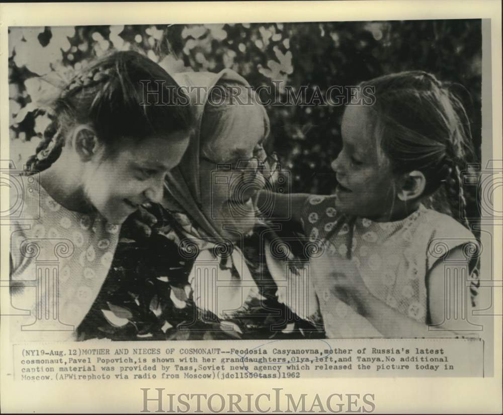 1962 Press Photo Feodosia Casyanovna with granddaughters Olya and Tanya, Moscow-Historic Images