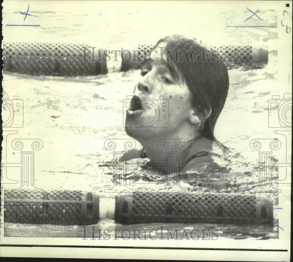 1971 Press Photo Kim Peyton takes a breath after beating a swimming record, CA.-Historic Images