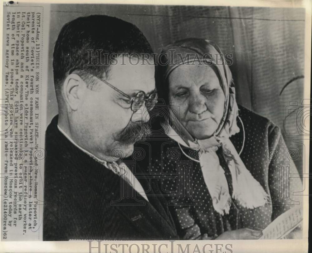 1962 Press Photo Cosmonaut Pavel Popovich's parents share a letter - now38880-Historic Images